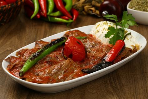  İskender Kebap: Suulakas ja täynnä makuja liharuoka ihastuttaa herkkiä aisteja!